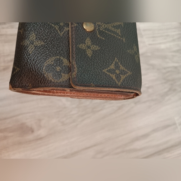 Authentic Louis Vuitton Elise Wallet - Picture 5 of 11